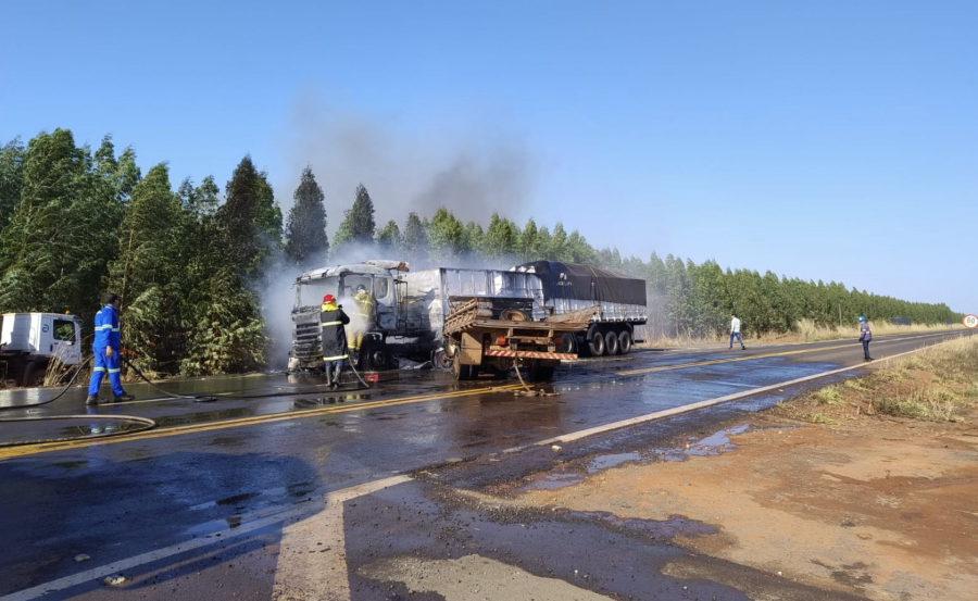 Caminhão e caminhonete pegam fogo na MS-377 e causam caos na estrada em Inocência (MS)