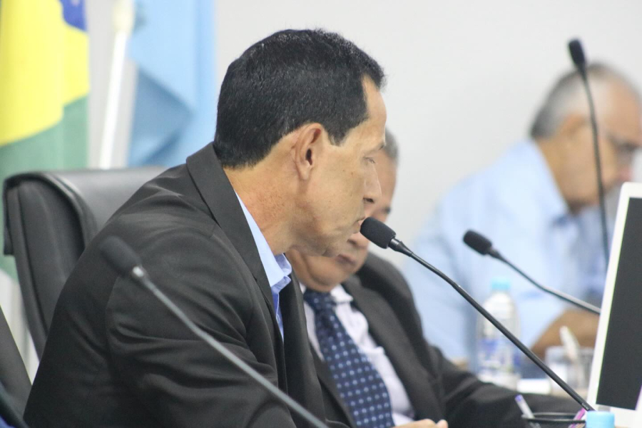Valmes José de Carvalho faz requerimento sobre doação de terrenos em sessão desta manhã