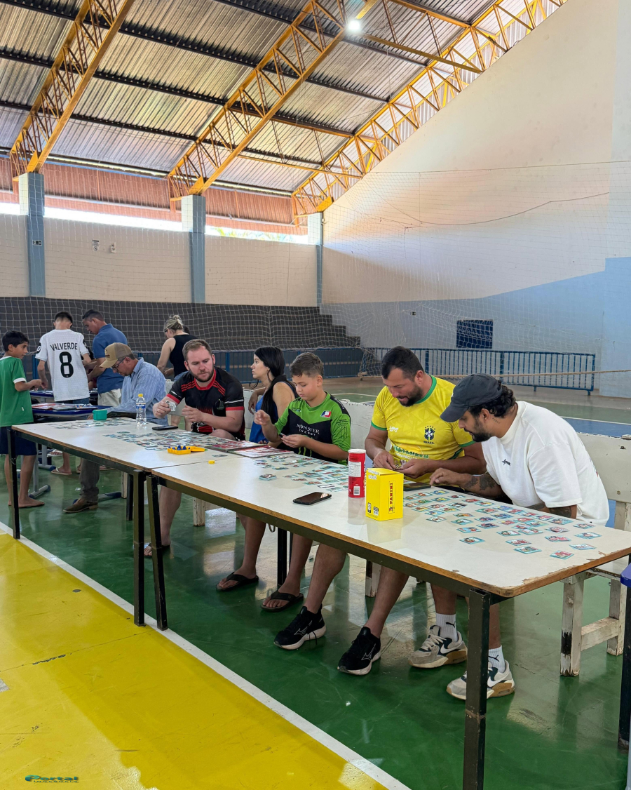 Troca de figurinhas da Copa do Mundo 2026 reúne famílias e incentiva integração em Inocência