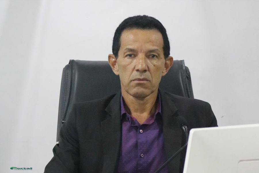 Vereador Dedé cobra tapa-buracos e pede explicações sobre recursos destinados à construção de casas populares em Inocência