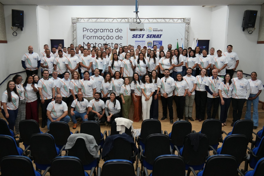 Capacitação gratuita oferece 100 vagas para motoristas das categorias B, C e D, com bolsa de um salário mínimo para concluintes e foco na qualificação da mão de obra regional.