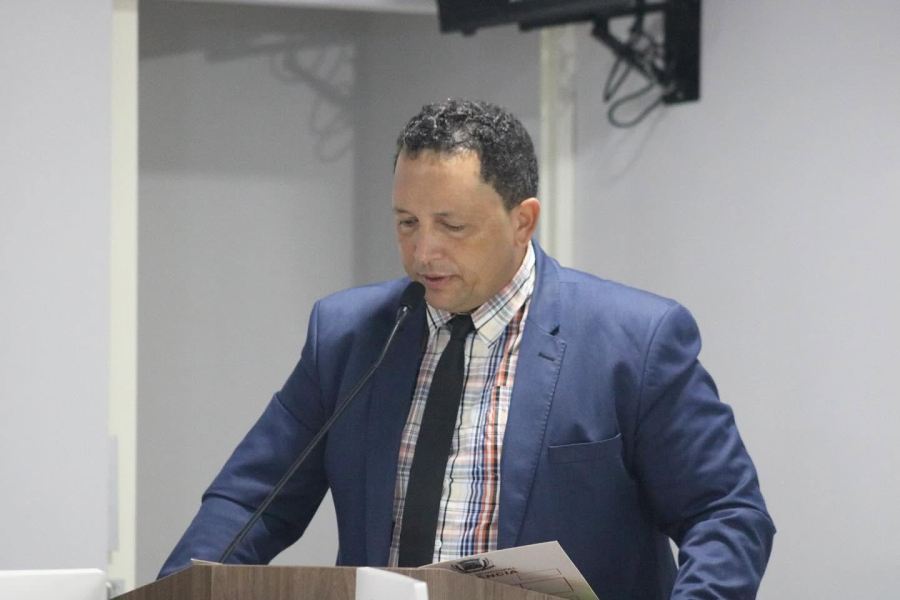 Ladeia Júnior apresenta indicações voltadas à saúde, infraestrutura e transparência durante sessão da Câmara de Inocência