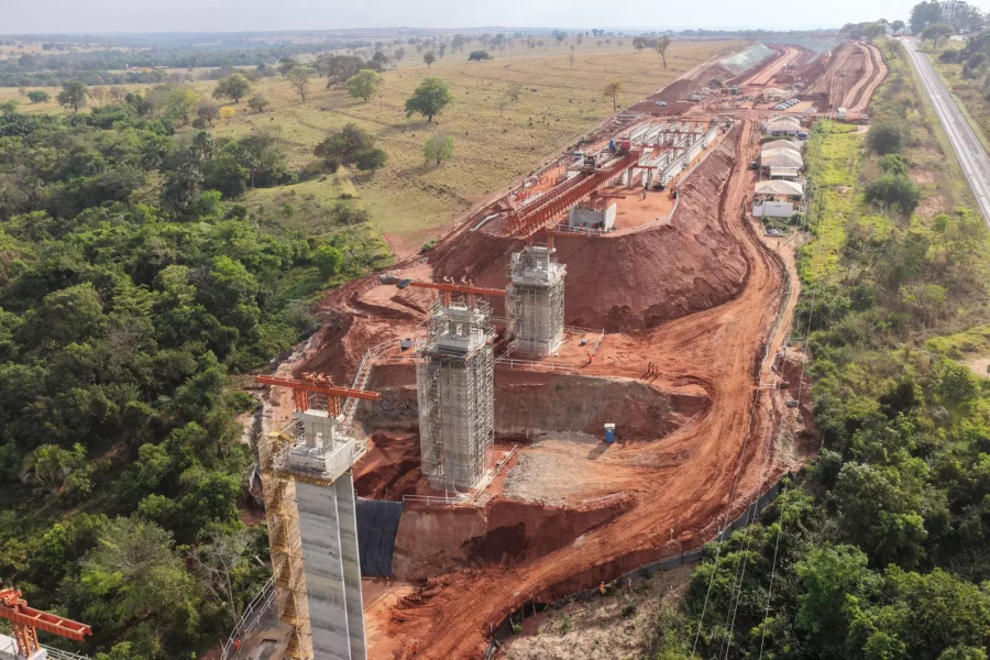 Ponte ferroviária de 270 metros começa a tomar forma sobre o Córrego São Mateus em Inocência